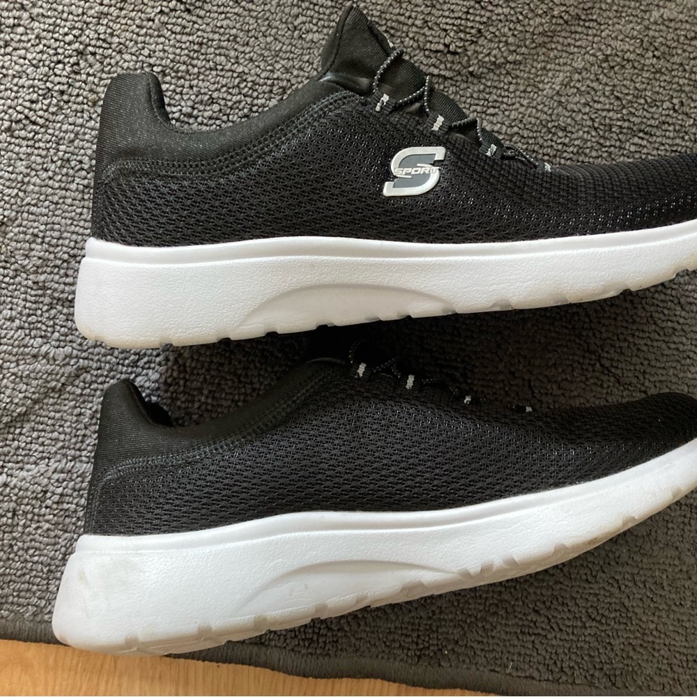 Skechers Womens Black Athletic Shoes size 7.5